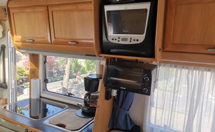 B574 met dubbele bodem  – 4p Top Hymer with good French beds