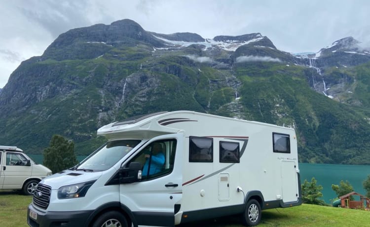 Time-Out – Camping-car soigné avec attelage, porte-vélos et grand garage