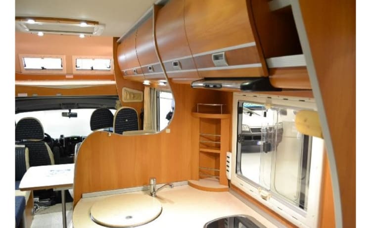 EcoVip Camper – Camping-car familial spacieux super luxueux, bel intérieur italien avec air conditionné!