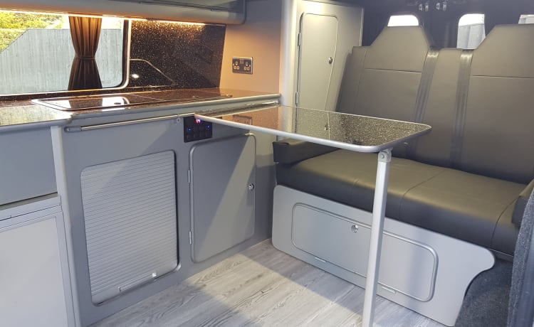 Black Beauty – Mercedes-Benz camper Gloednieuwe conversie met wegrijluifel