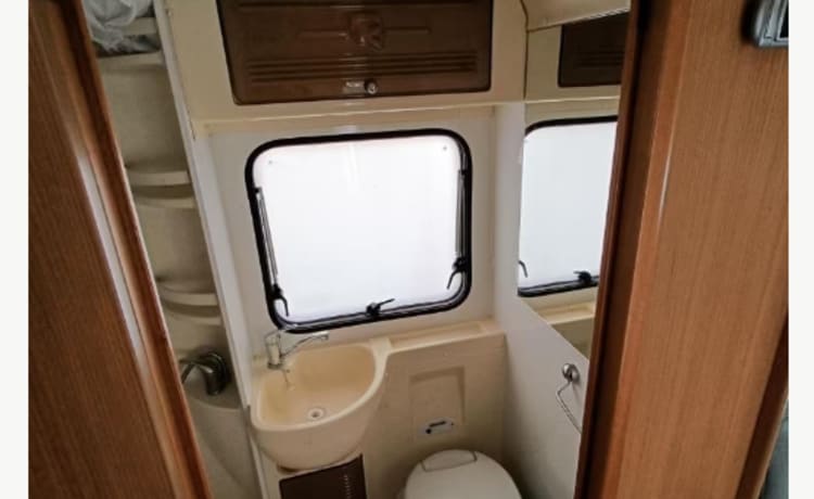 Nice 6-person alcove camper for rent