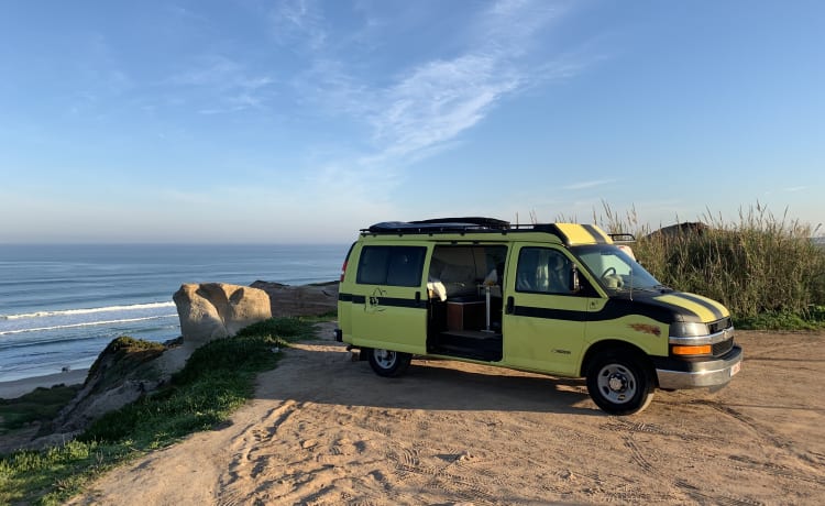 Verrückter gelber Chevy-Van, um alle "vom Netz" zu gehen.