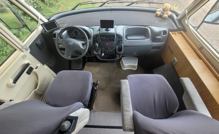 Campervriend – Fijne grote Camper met airco's, grote luifel en veel bergruimte.