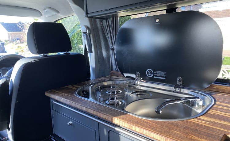 Roxy – VW T6 LWB Schaltgetriebe für 4 Personen