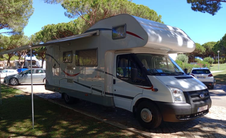 Very spacious family motorhome, 6 seats with belts