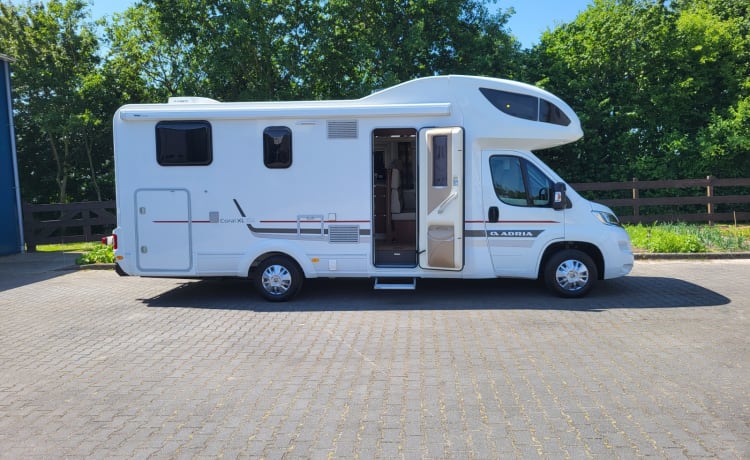 XL 670 SL – Camper ad alcova Adria molto spazioso con aria condizionata