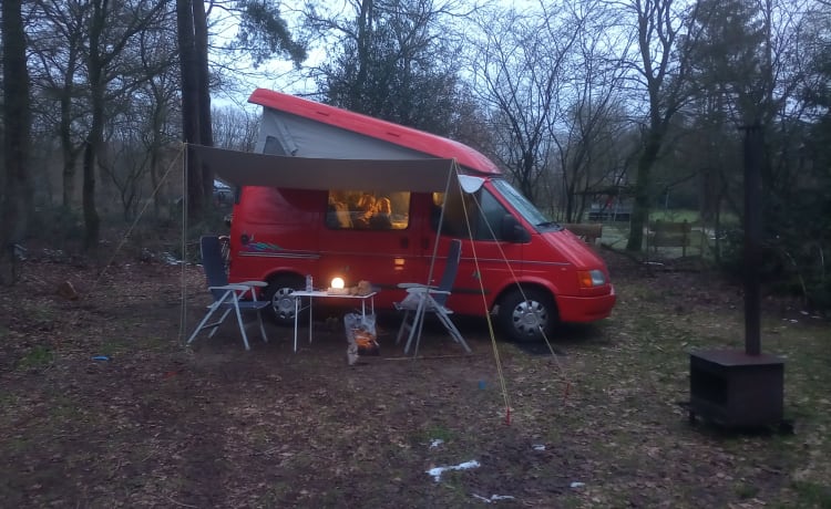 De Rode Smurf – The red smurf, reliable bus camper, for itself an entire family.