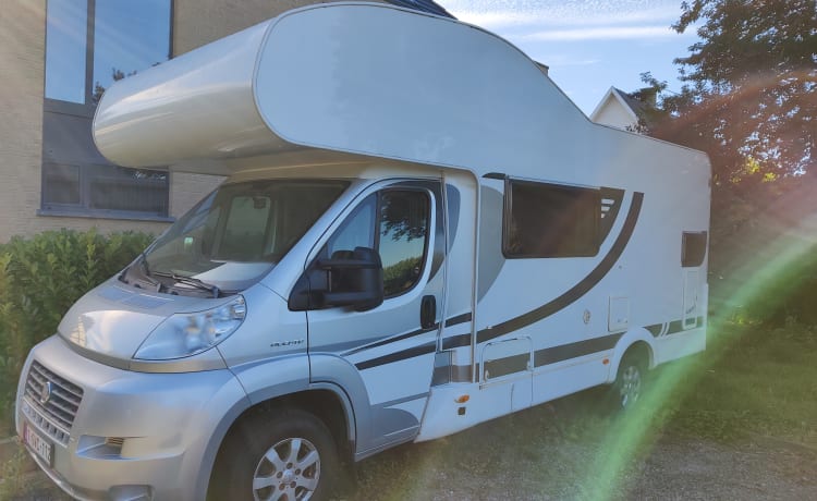 Mooie handige camper voor 5 tot 6 man te huur