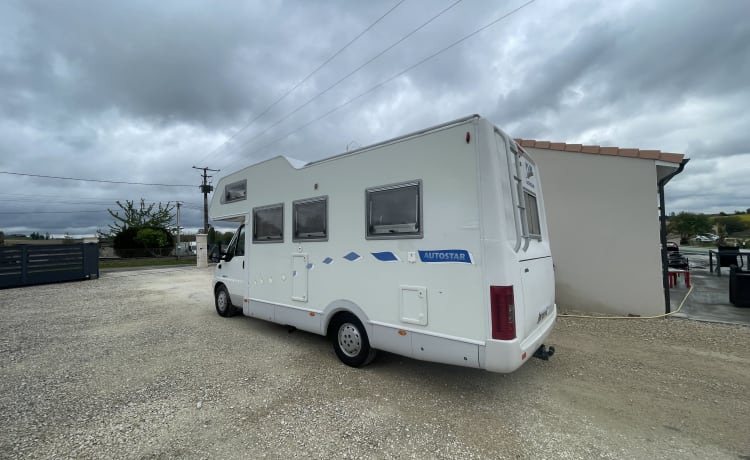 Camping-car qui vous fera découvrir le monde