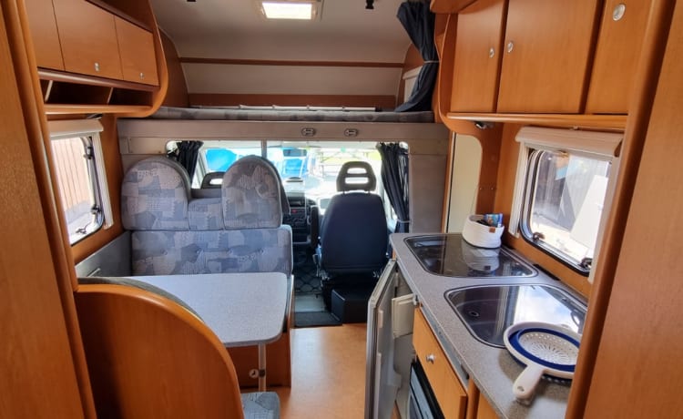 Sunny  – 6 persoons alcove camper (Fiat uit 2006)