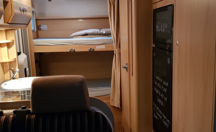 Camper familiare di lusso con molti posti a sedere e posti letto Sunlight A72