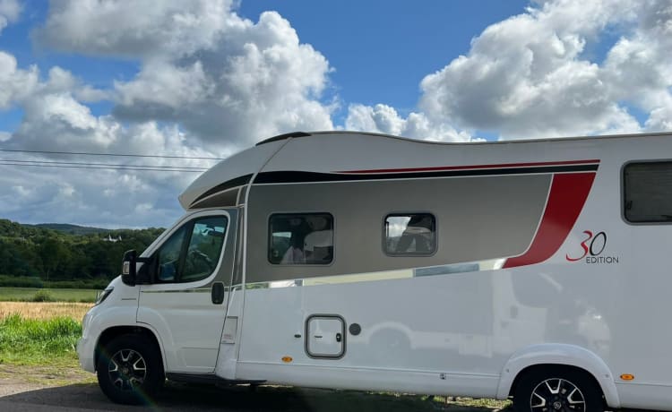 camper di lusso con letto queen-size, letto a scomparsa e ampio garage e barra di traino