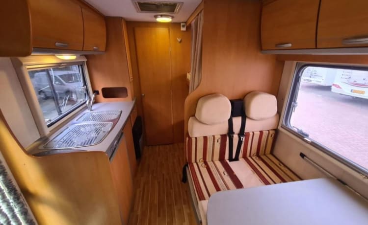 Camping-car alcôve 4 personnes avec lits superposés de 2008 (CI Elliot 10)