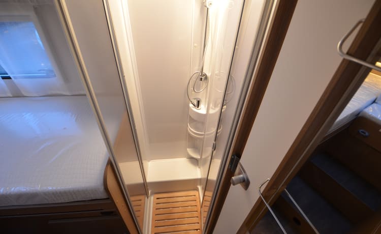 Carado T447 – Very luxurious camper length beds - separate shower - XXL garage - corner seat