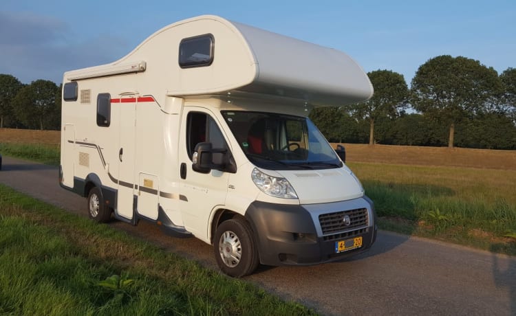 Luxueux camping-car familial spacieux pour 6 personnes avec air climatisé (2x), garage et inventaire.