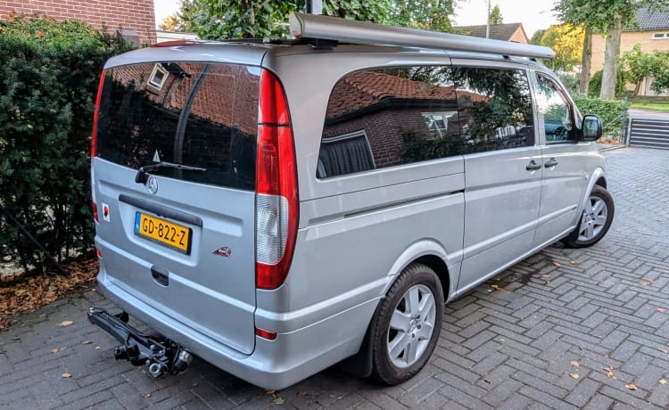 Een echt trekpaard met maar liefst 204 pk. – Mercedes-Vito met sfeervolle indeling voor 2 pers of met 4-pers seizoentent