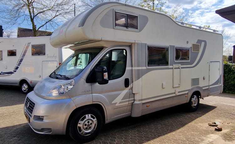 LMC Liberty 6 person - Luxury and Comfort - Including camping items 