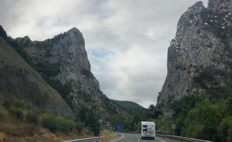 Roller Team Kronos M277 – Camping-car 4 personnes avec grande alcôve, 2 lits et lit superposé