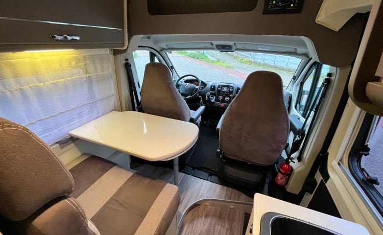 Boukie – Luxe Challanger Bus camper 2018 > VRIJE KM 