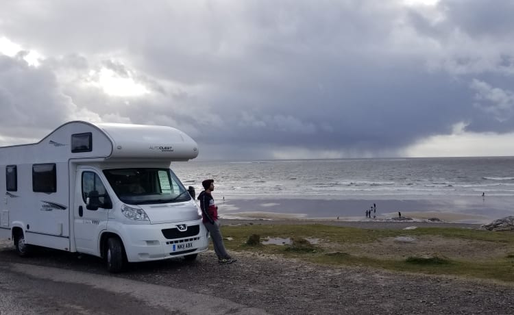 Nicky – Abenteuer und Komfort in 'Nicky', dem Luxus-Wohnmobil mit 6 Schlafplätzen!