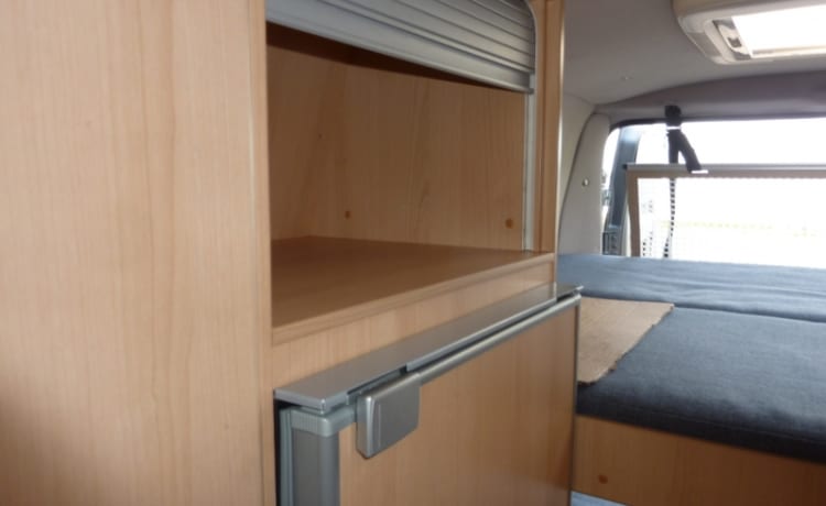 Kompakter Buscamper für 2 Erwachsene und maximal 2 Kleinkinder