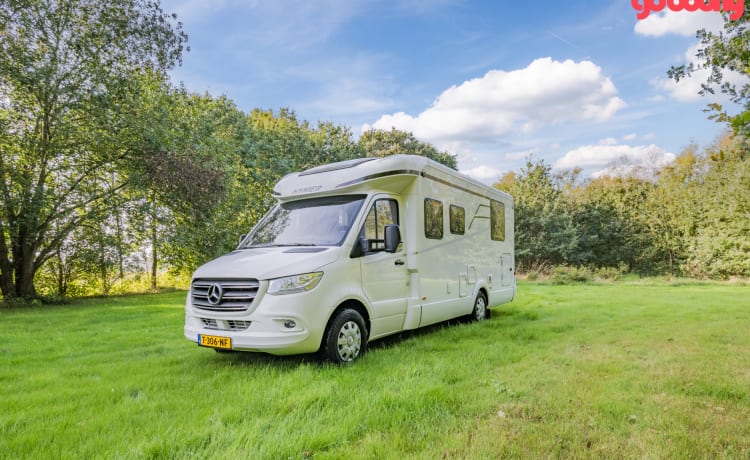 Mooie luxe uitgevoerde 4 P Hymer Mercedes camper