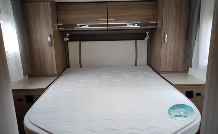 Rapido 680F – Noleggia un camper a 3 letti completamente attrezzato