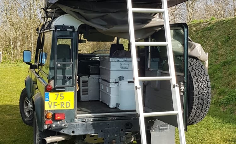 Geisli  – Land Rover defender 90 with roof tent