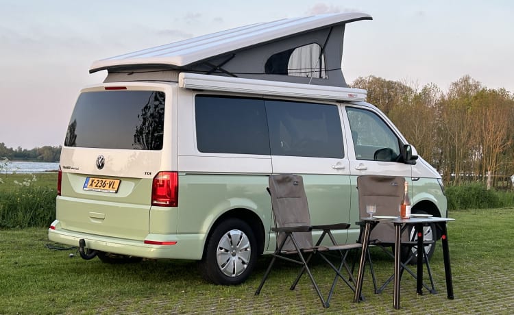 Olaf – Volkswagen Transporter T6 4-persoons retro-groen met slaaphefdak