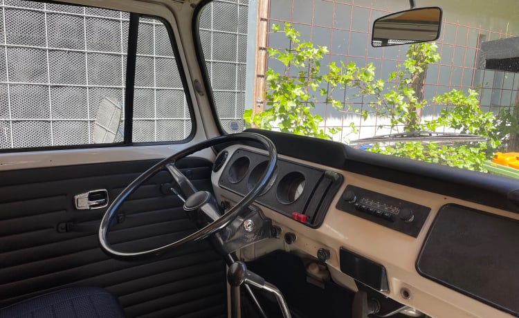 RetroT2 – Roadtrip in Nederland met deze Retro T2 Volkswagen bus