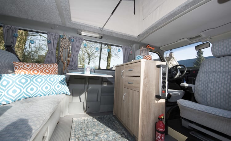 Desert - Multivan VW T4 confortable et robuste avec toit relevable