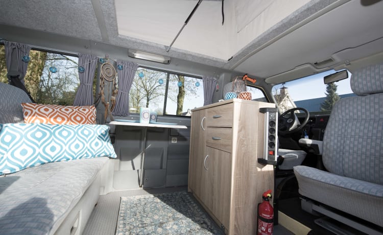 Desert - Cozy and robust VW T4 multivan with lifting roof