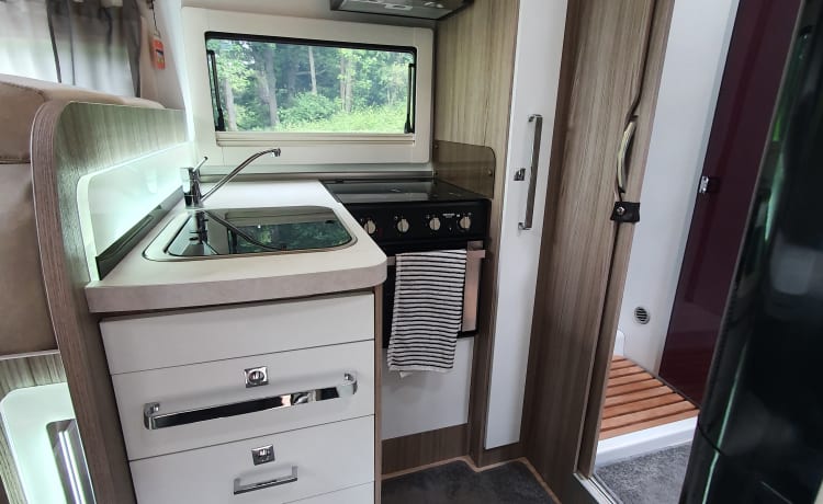 Luxury 4 Berth Benimar Tessoro 463 (2020)   