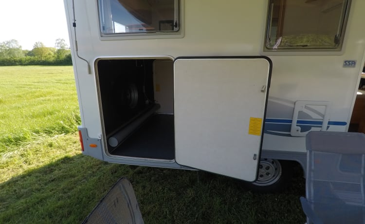 5 person Adria Mobil alcove camper > (electric) bicycles in garage