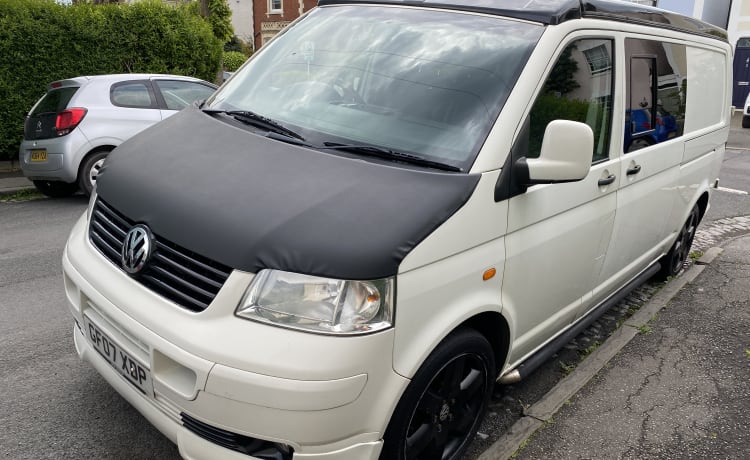 VW T5 'PopTop'  – Volkswagen T5-camper met 4 slaapplaatsen