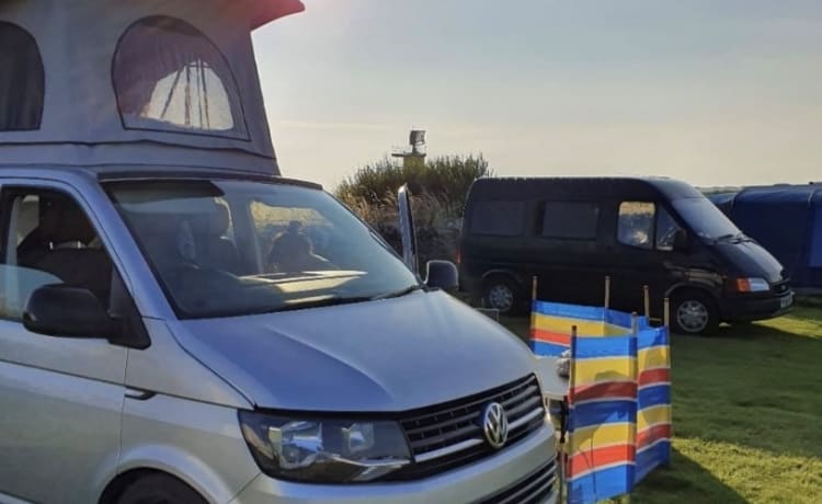 Silberner Volkswagen 2016 T6 Family Campervan mit 4 Schlafplätzen