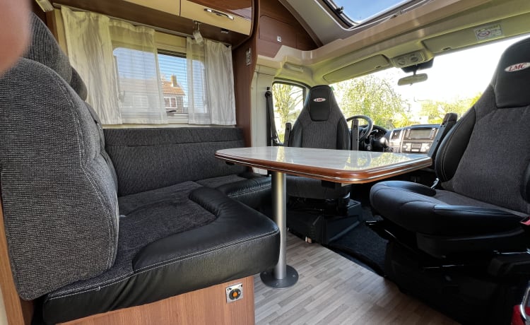 3 LMC T692G – Camper (2020) Half integrale automaat voor 2 personen 