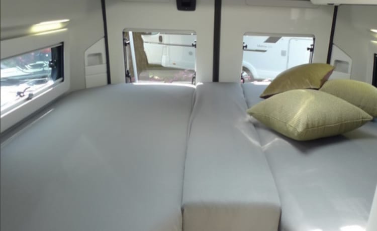 2p Luxe Adria Twin Buscamper met lengtebedden