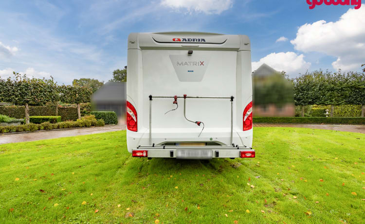 Zeer luxe half-integraal camper, pension op wielen 