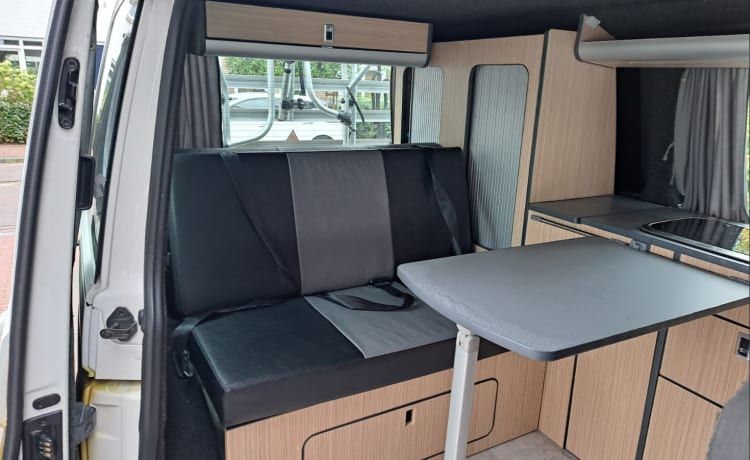 Billie – le camping-car Volkswagen T5 pour 2 adultes et 2 enfants 