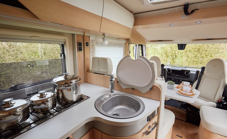 Confortable Hymer 680 BMC Integral (2023). Réservez dès maintenant pour 2024 !