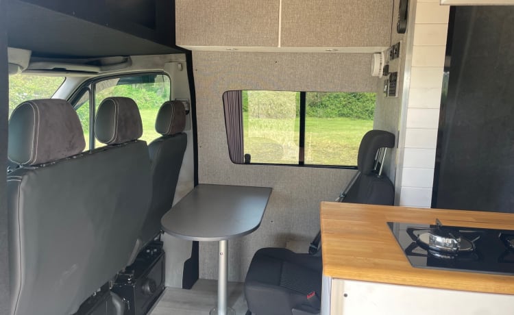 Arthur – Luxuriöser VW Crafter Expedition Campervan „Arthur“ mit Aufstelldach für 4 Personen