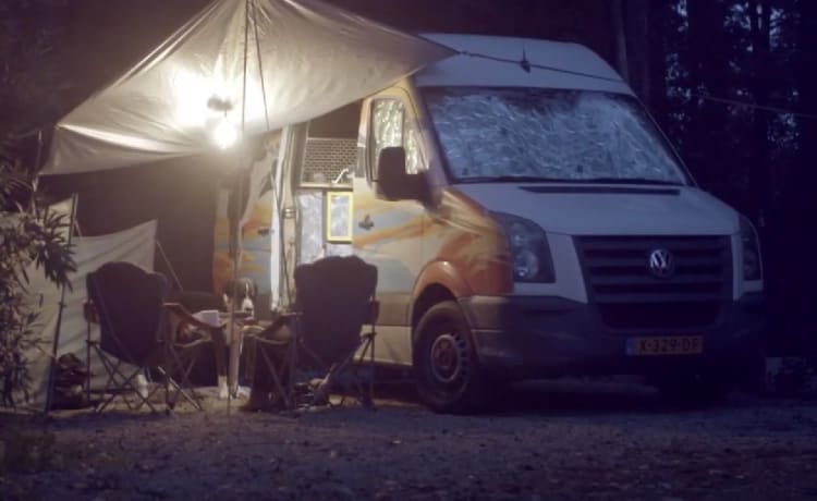 2/3p Volkswagen bus from 2009 with solar panels