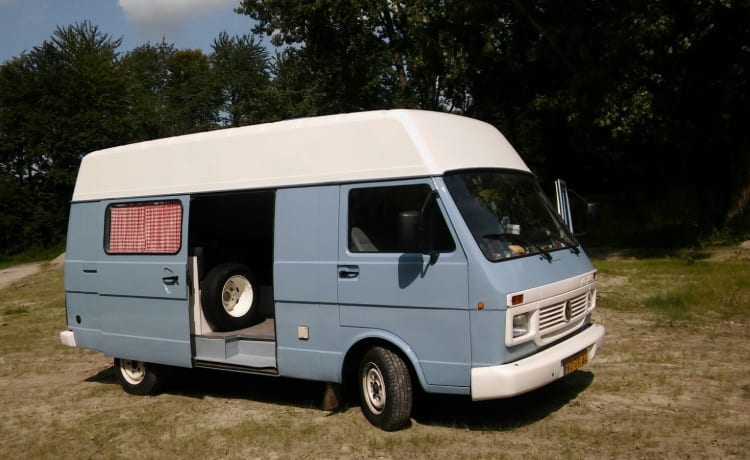 Nice Volkswagen bus camper, ready for adventure!