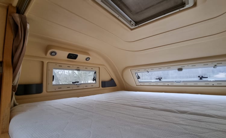 ITALIAN Traveller – Spacious family camper with 2 fixed double beds