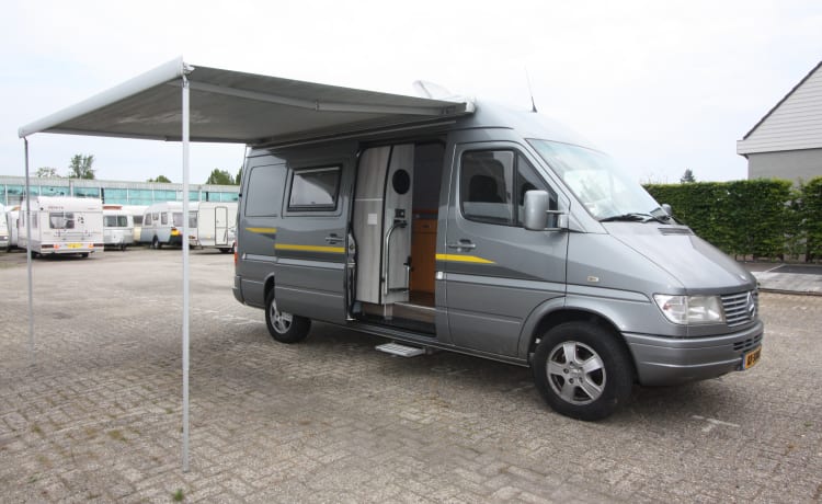 2p soigné. Mercedes Sprinter avec lit fixe XL et puissant 5 cylindres de 120 CV