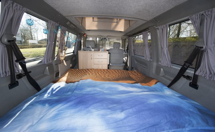 Desert - Multivan VW T4 confortable et robuste avec toit relevable