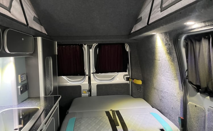 The Fun Bus – Camping-car Ford Transit 4 couchages avec toit relevable