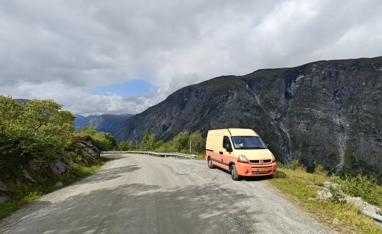 To the 'MOON' and back – Cozy 2p Renault campervan from 2004