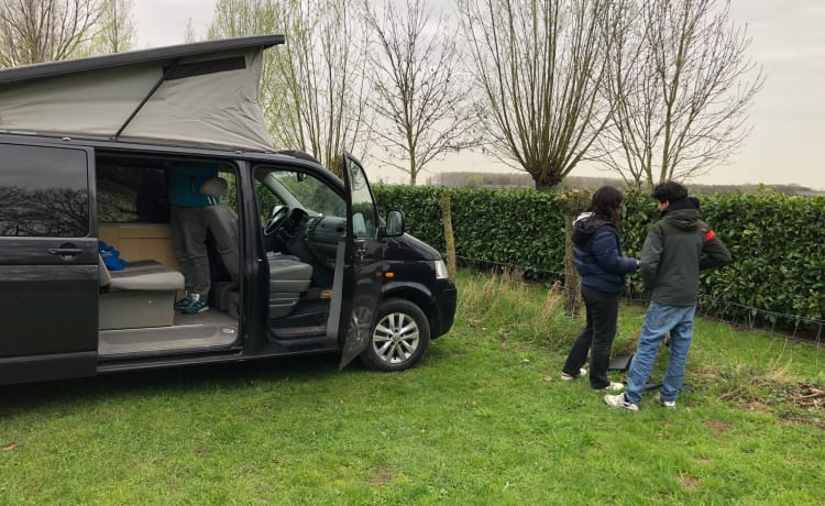 Volkswagenbus met Californië inrichting 